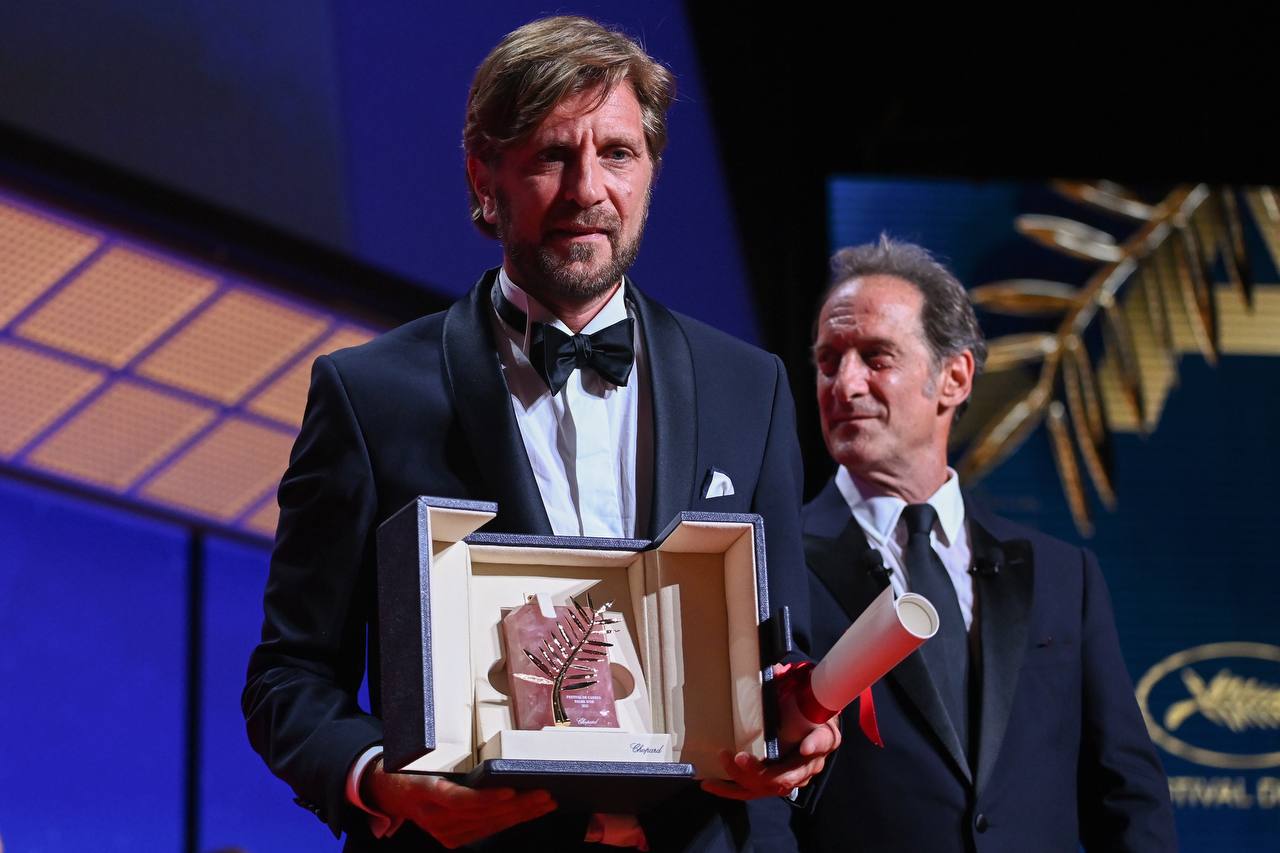 Это вторая награда для режиссера Рубена Эстлунда на Каннском кинофестивале после 2017 года. Фото: Pascal Le Segretain/Getty Images