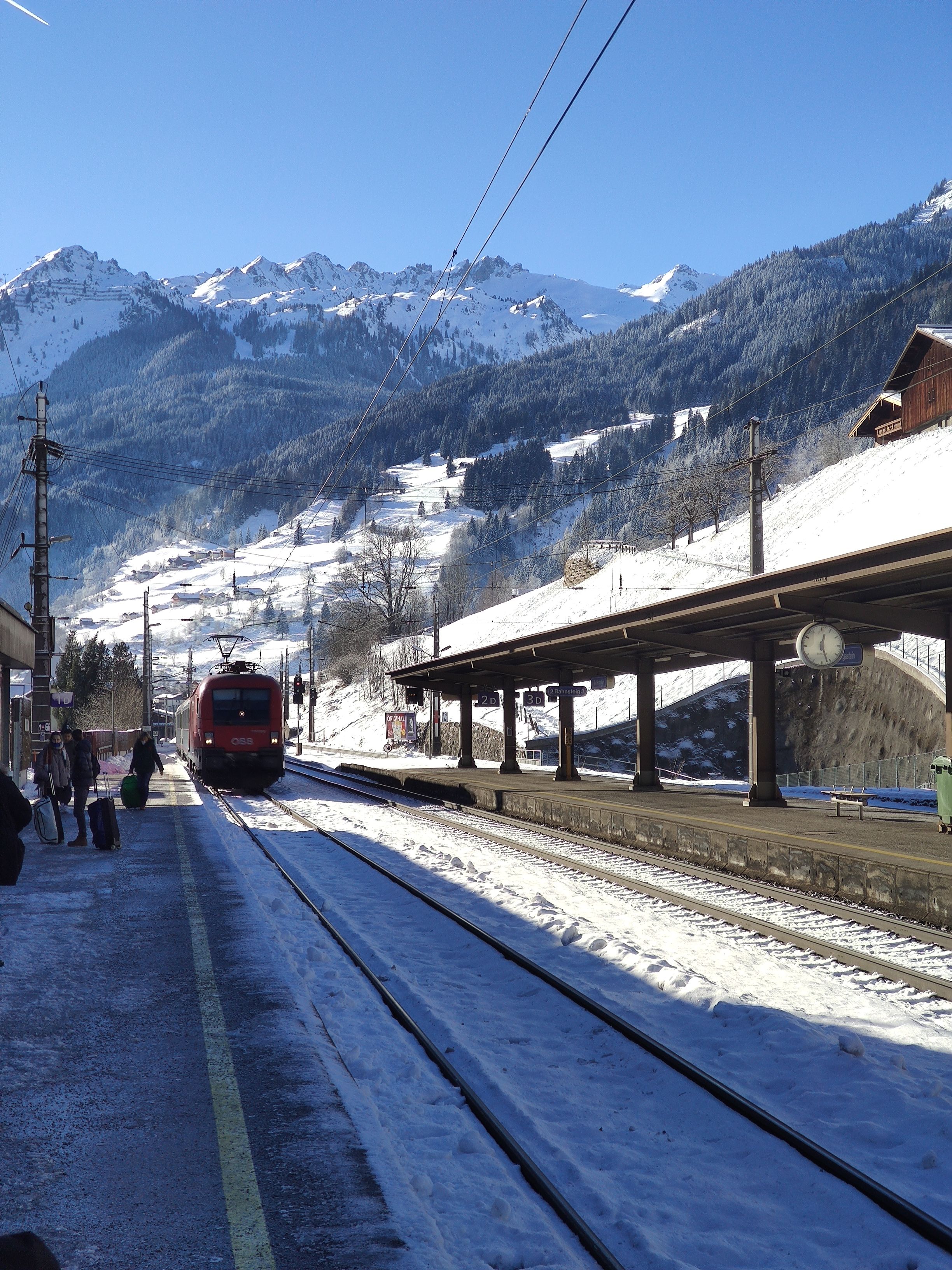 Самый доступный способ добраться из Зальцбурга на лыжные курорты - поездка на поезде. Билет до Бад-Хофгаштана стоит 15 евро. Фото: Андрей Гаценко.