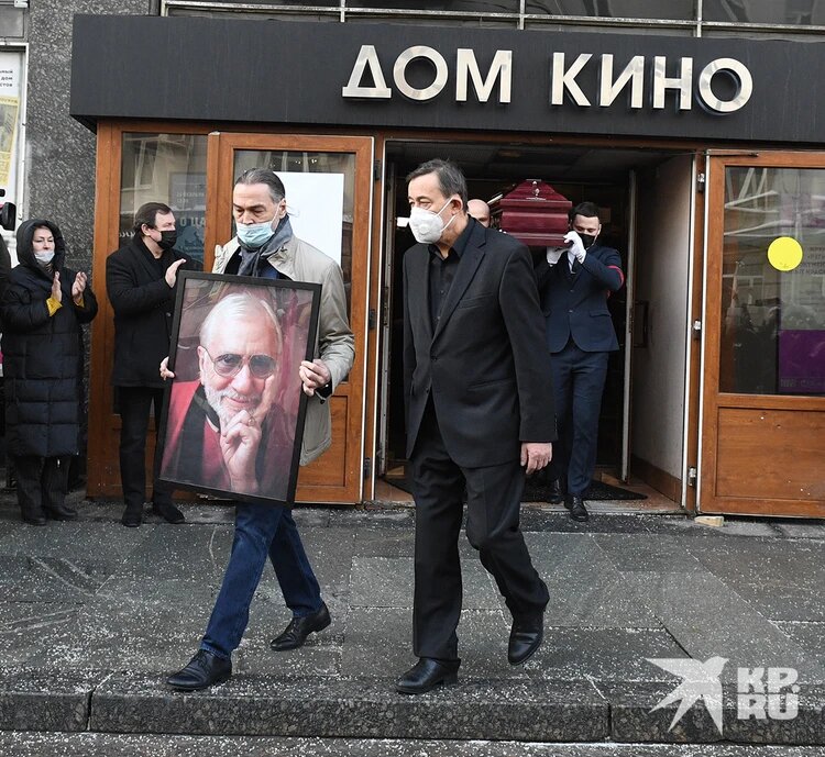 Нікас Сафронов несе портрет Віктора Мережка. Фото: Михайло Фролов.