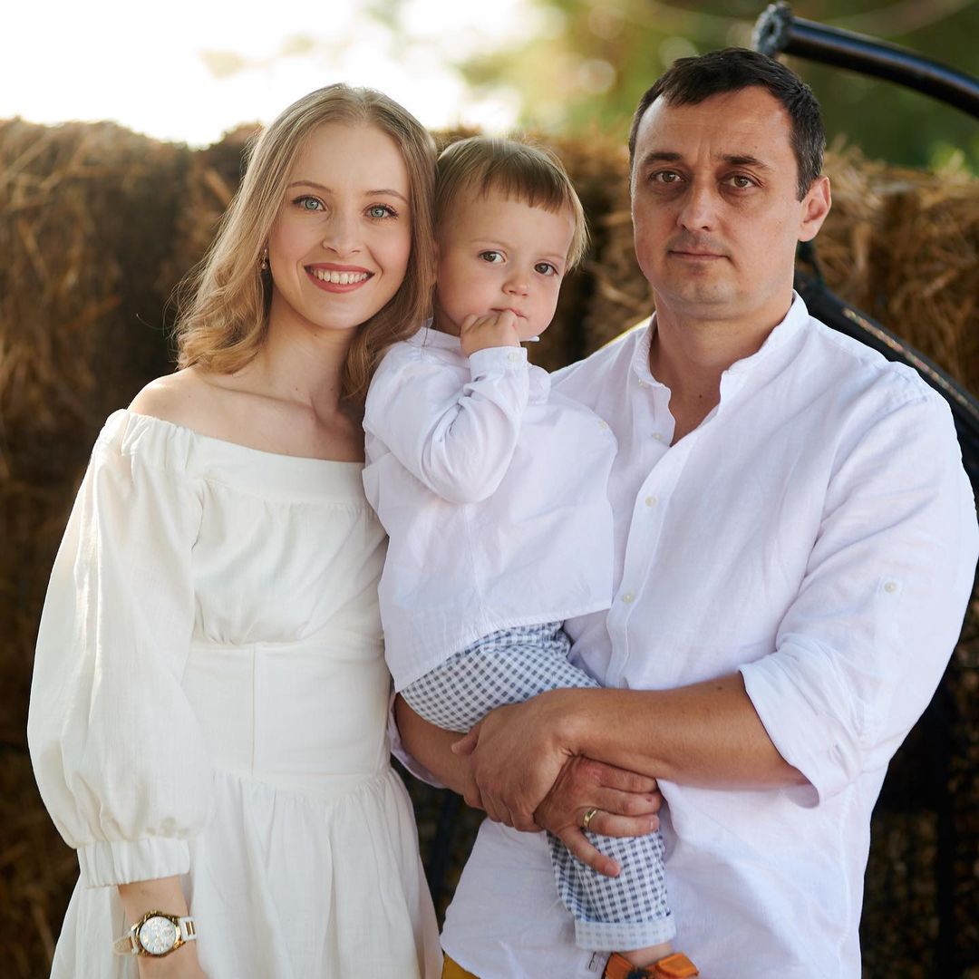 С мужем Евгением и сыном Тимуром. Instagram.com/annasagaidachnaya.