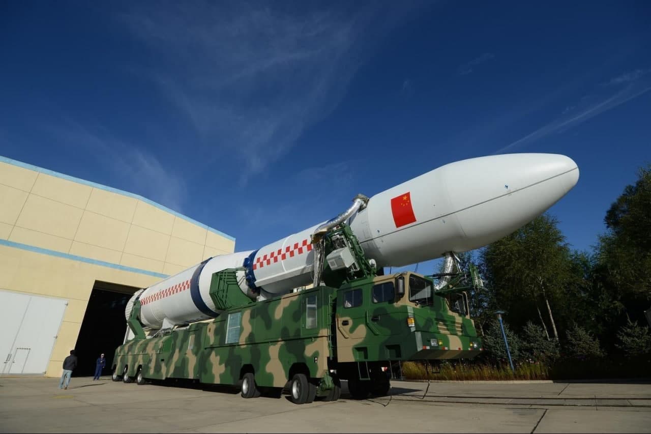 Китайская четырехступенчатая твердотопливная ракета мобильного запуска 