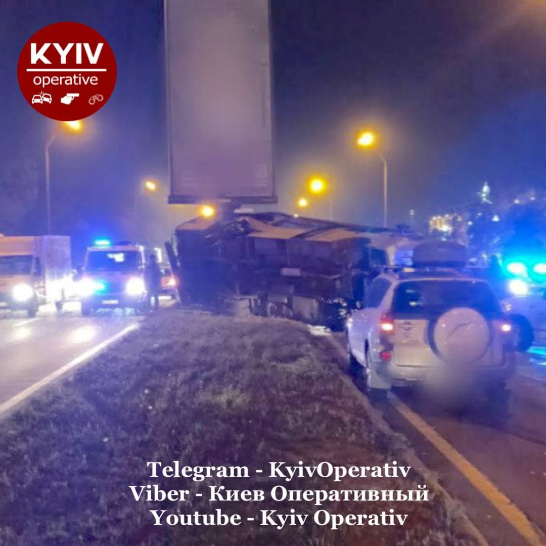 Автобус перекинувся в результаті сильного удару ззаду. Фото: Київ Оперативний.