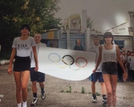 Вера Брежнева показала эксклюзивные фото из пионерского лагеря: Спортивная и стильная брюнетка фото 1