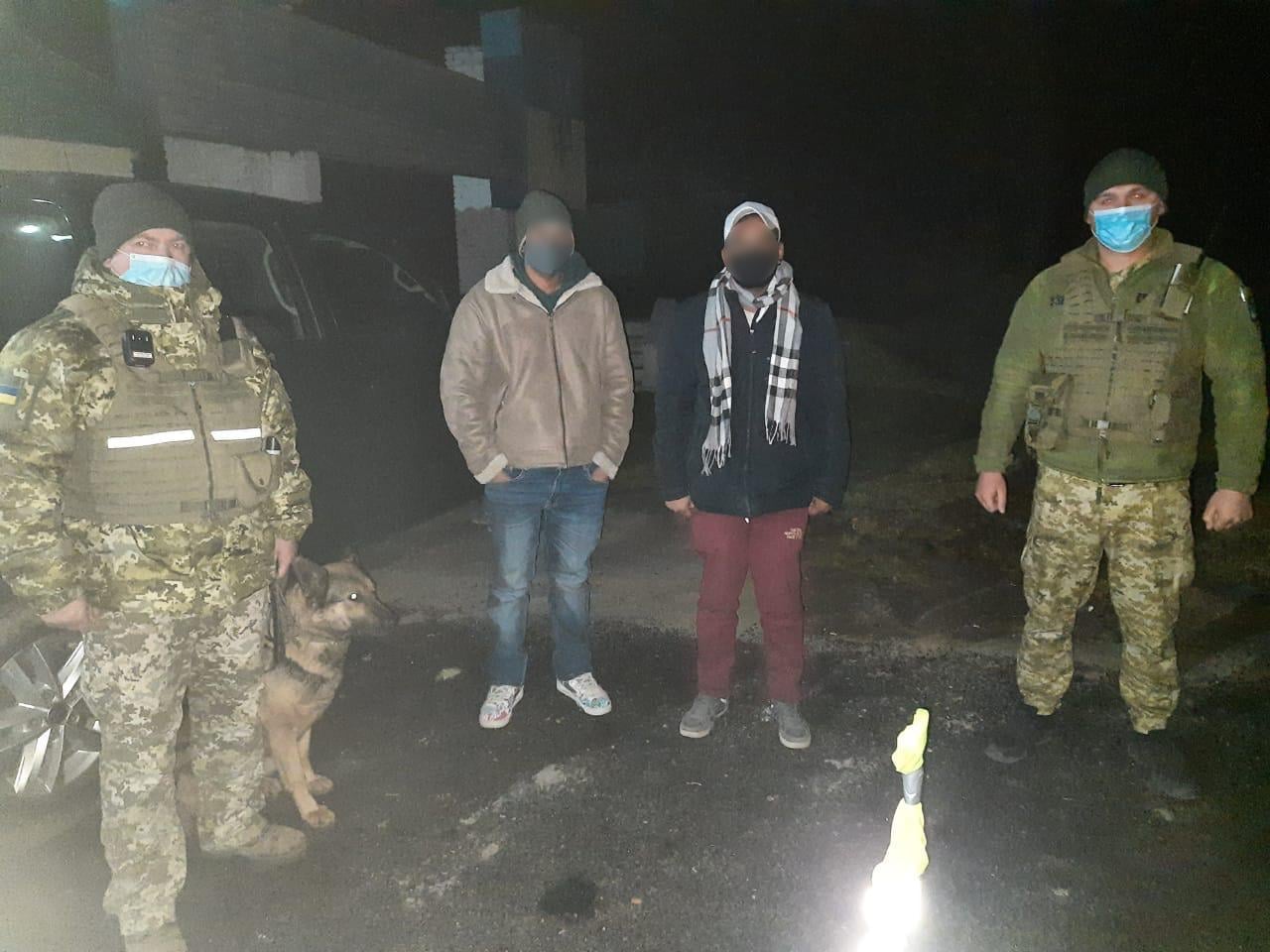 Ночная миграция индусов: украинские пограничники задержали две группы нелегалов в течение часа фото 1