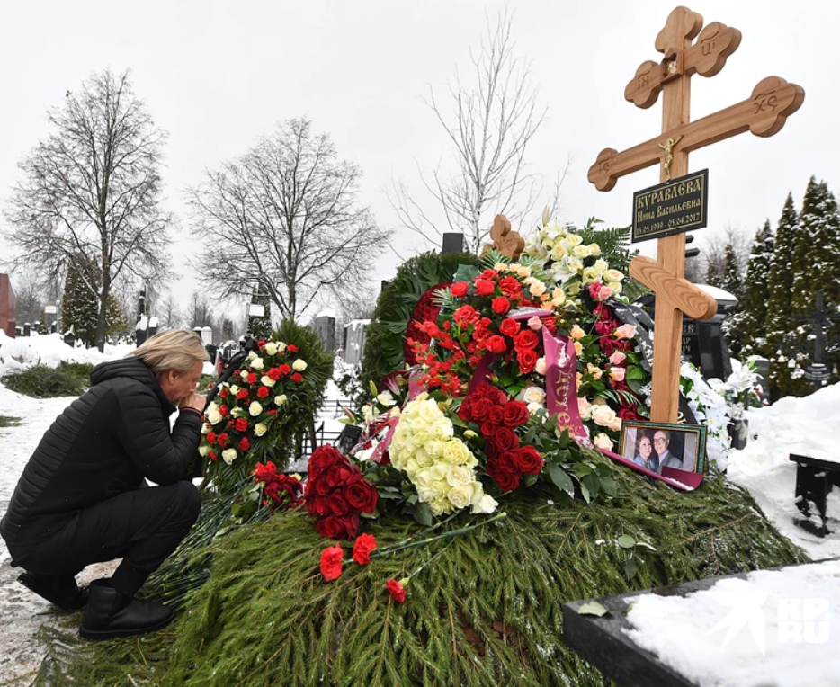 Дмитрий Харатьян пригел на могилу Леонила Куравлева. Фото: Иван МАКЕЕВ\kp.ru