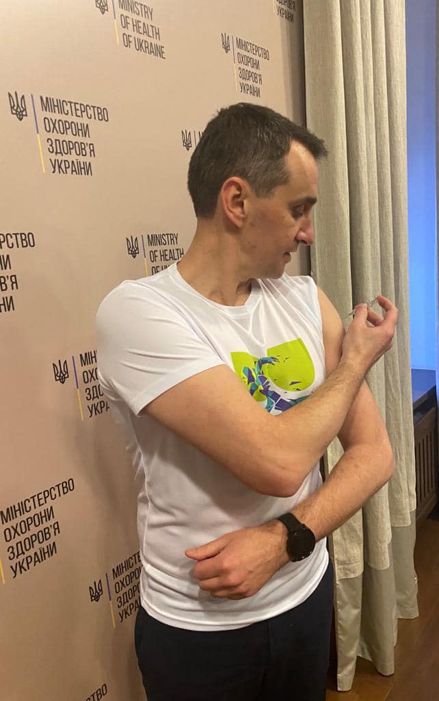Віктор Ляшко вакцинується від грипу самостійно. Фото: facebook.com/viktor.liashko