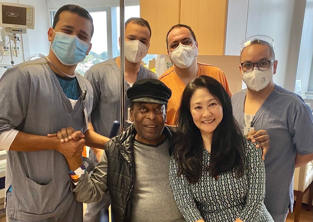 Пеле поблагодарил коллектив больницы, в которой провел месяц. Фото: Instagram\Pele.