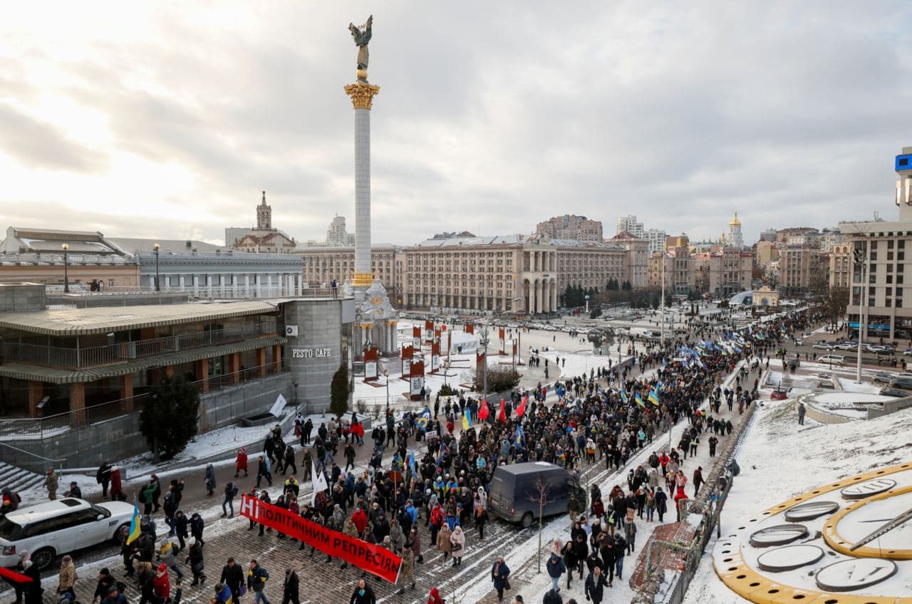 Група підтримки Порошенка прямує на Банкову. Фото: REUTERS\Gleb Garanich