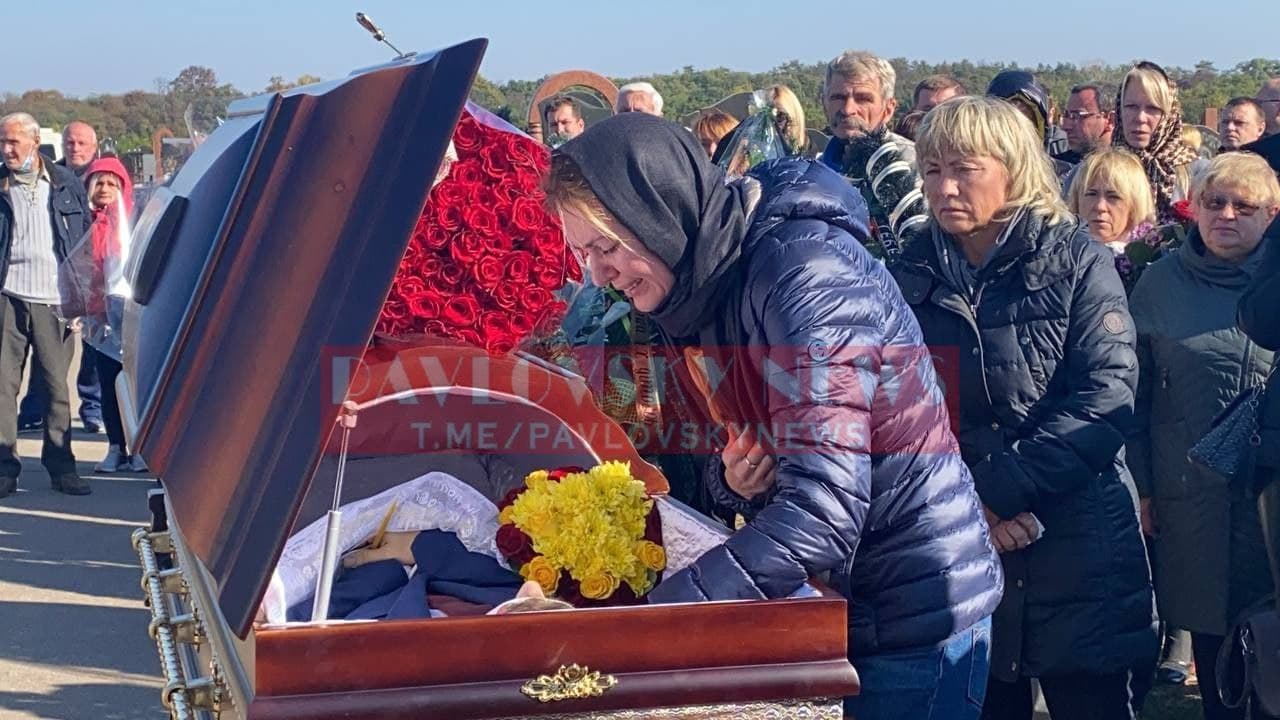 Хоронить Антона Полякова на кладбище из депутатов приехала только Анна Скороход фото 2