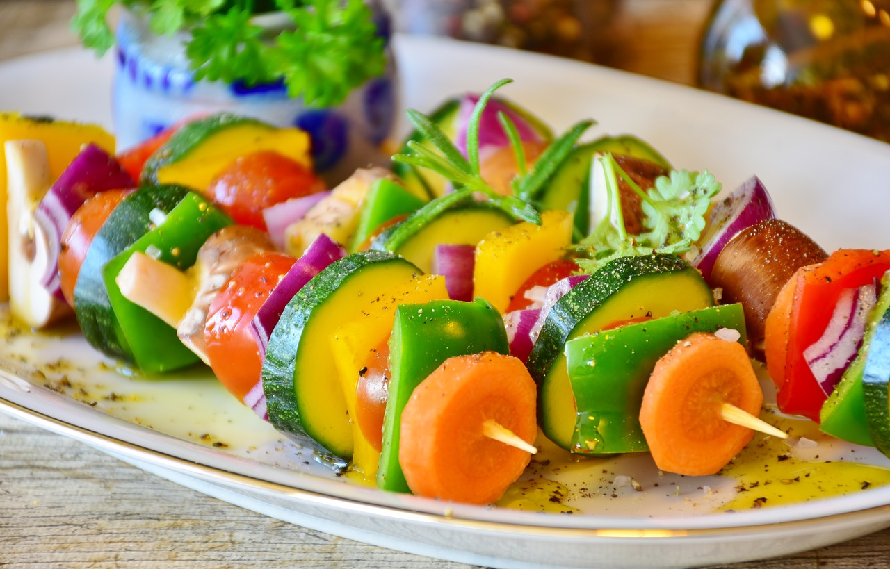 Для вегетарианцев можно сделать овощной шашлык. Заодно и яркости добавите. Фото: RitaE с сайта Pixabay 