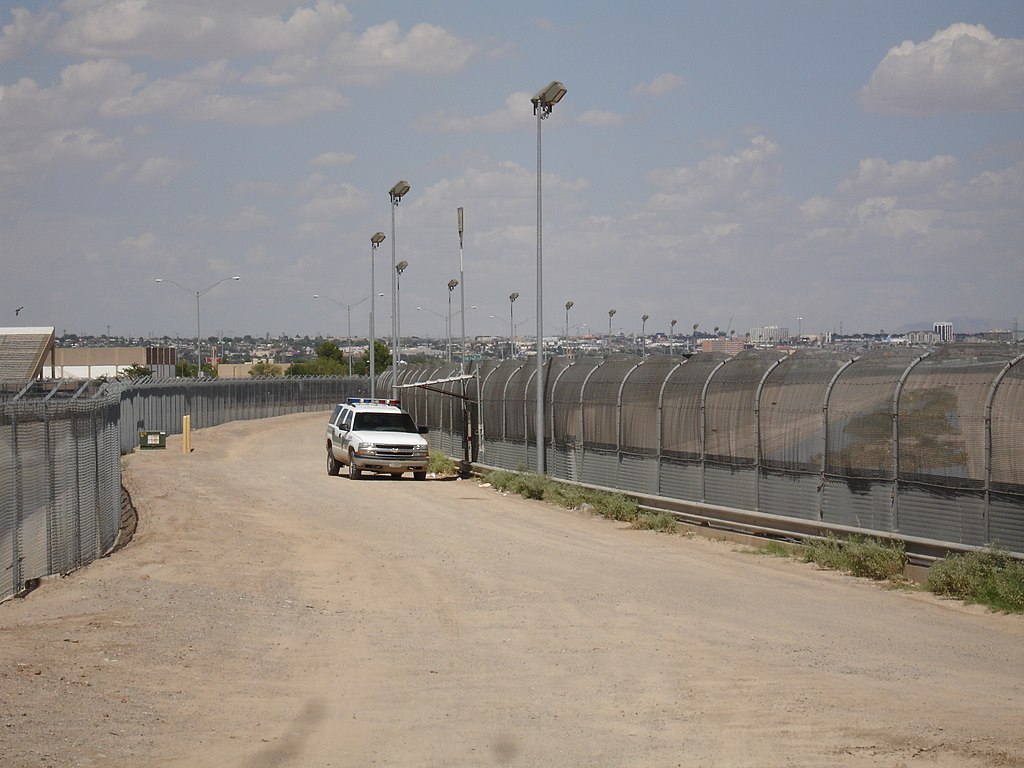 Стіну між США і Мексикою почали зводити в 2006 році за розпорядженням президента Дональда Трампа. Фото: Вікіпедія
