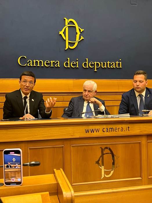 Омар Арфуш (слева) вместе с членом итальянского парламента Роберто Баньяско (Forsa Italia) и директором Института Милтона Фридмана Алессандро Бертольди, в итальянском парламенте в Риме