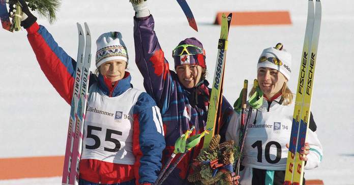 Первую медаль для Украины принесла биатлонистка Валентина Цербе на Олимпиаде в Лиллехаммере-1994 (справа)