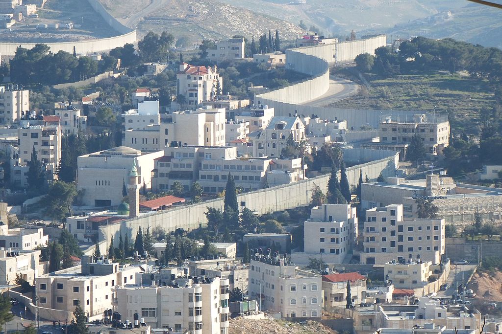 В ізраїльському Єрусалимі подекуди стіна безпеки проходить навіть між житловими ломами. Фото: Вікіпедія/Professor Caretaker