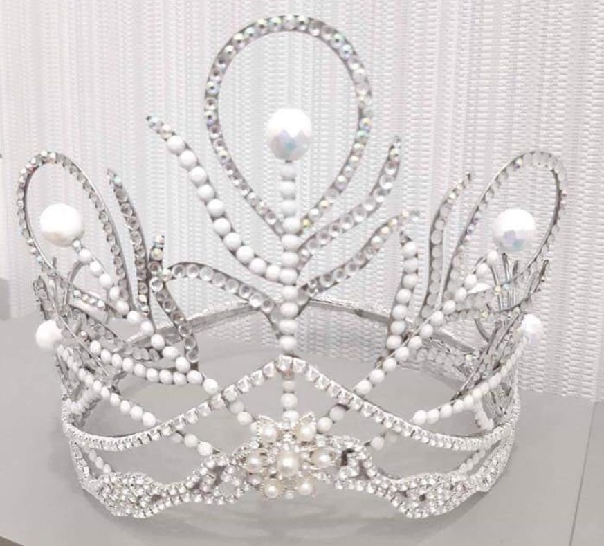 Кузнец участвовал в изготовлении корон для трех «Мисс Бердянск». Фото: Архив Александра Шапошника