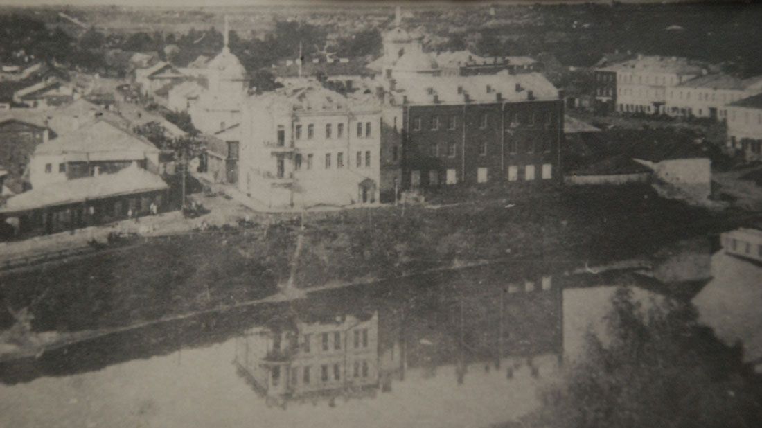 Триповерхова будівля (на фото праворуч) всередині було повністю зруйновано. Фото: Вікіпедія