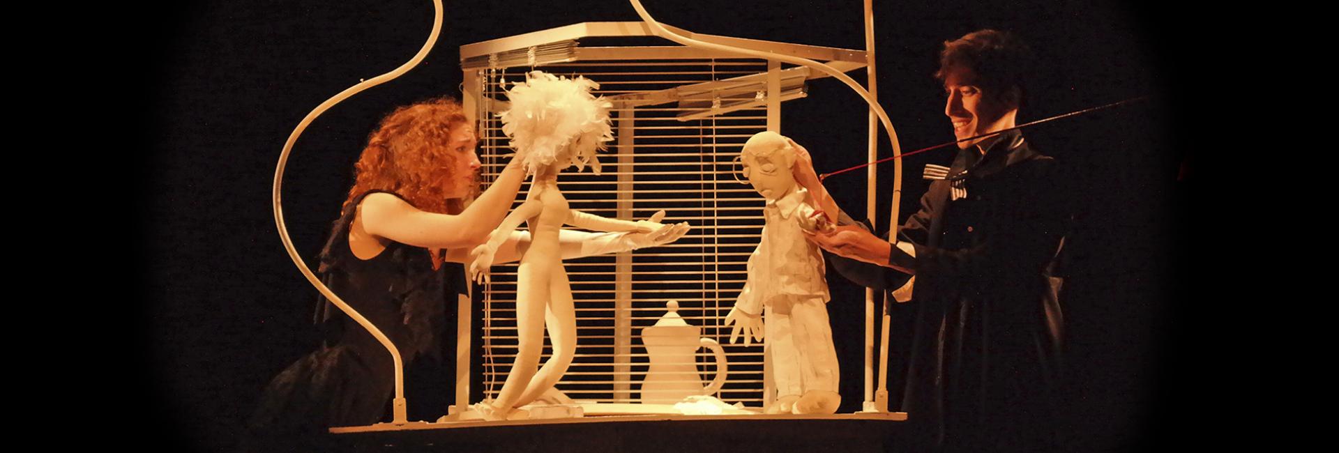 В спектакле Любовь дона Перлимплина. Фото: сайт Киевского театра кукол