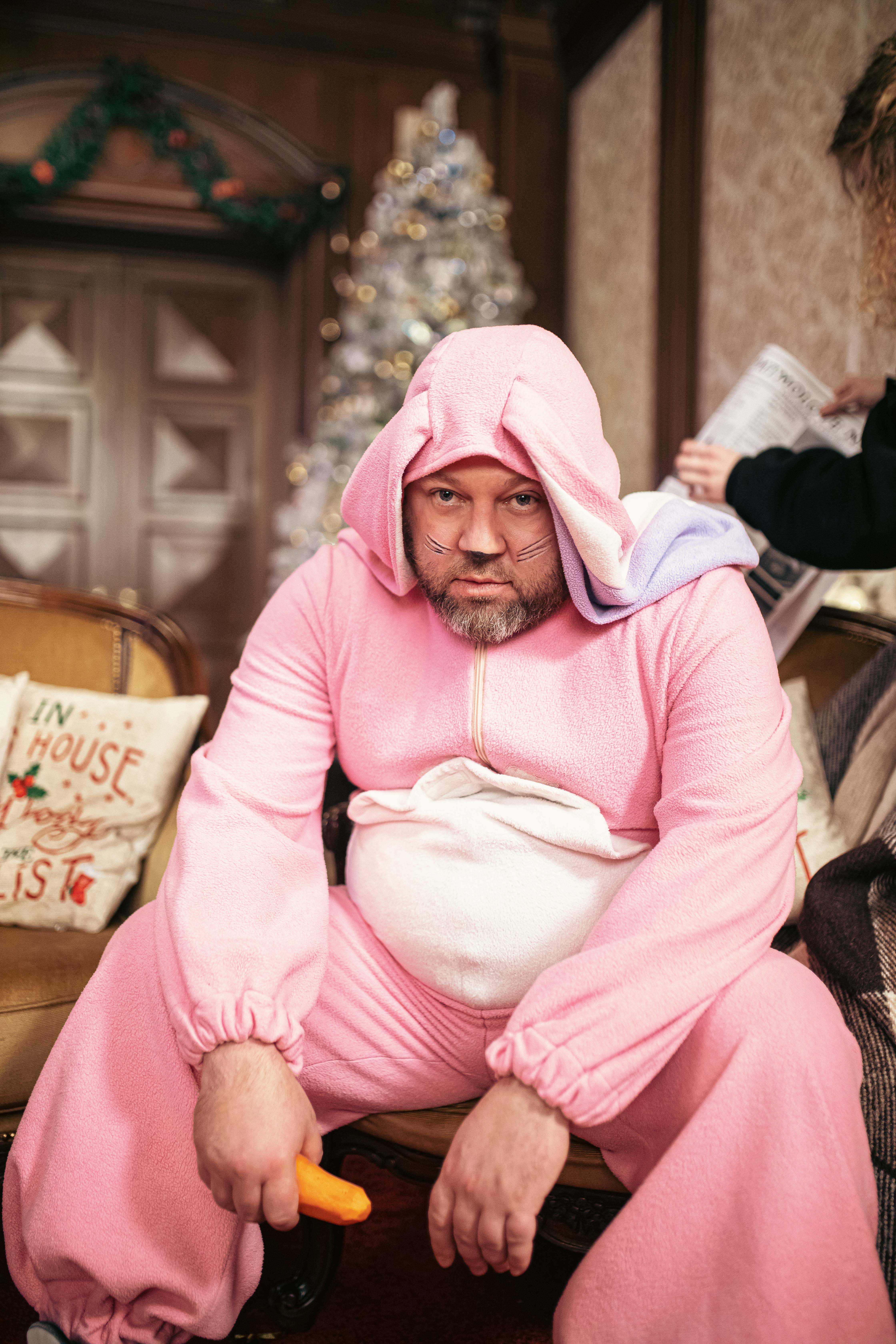 Александр Пикалов стал кроликом ради съемок в новогоднем клипе Димы Монатика. Фото: «Квартал 95»