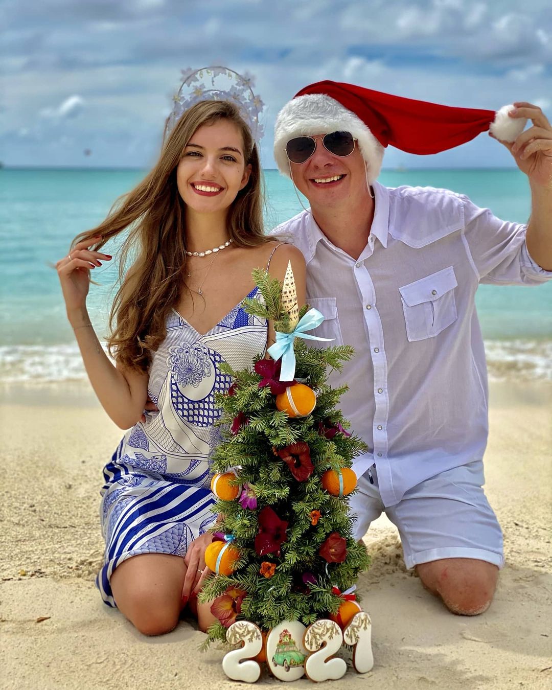 Новый год Дмитрий обязательно встречает вместе с женой Александрой Кучеренко. Например, 2021-й пара встречала на Мальдивах. Фото: Instagram.com/komarovmir/