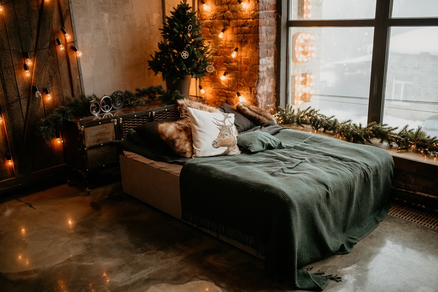 Спальню тоже можно украсить в дизайне года, и еще подушку с оленем положить – порадовать Тигра. Фото: Photo by form PxHere