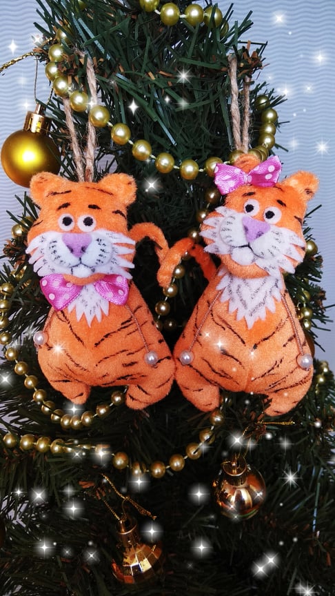Тигры ручной работы – «два в одном» - и угодить хозяину года, и получить уникальную елочную игрушку. Фото: instagram.com/danilovatoys/?hl=ru