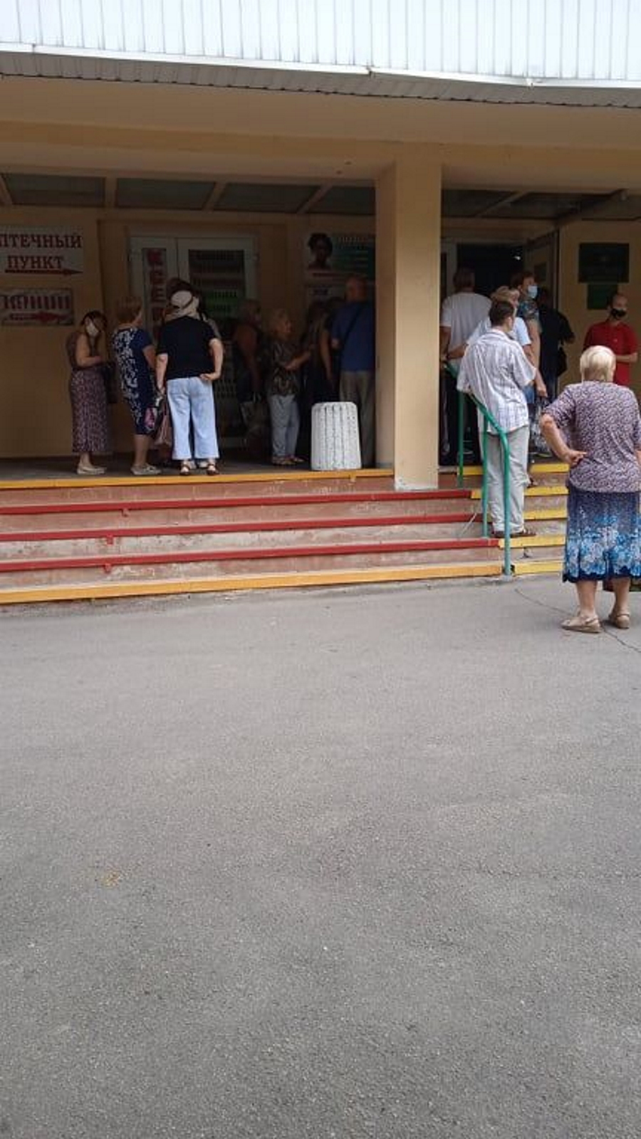 Поліклініка лікарні #3 в Донецьку працює з 8 години ранку. Уже о 7 годині тут в черзі вже десятки людей. Фото: Діна Вишневський
