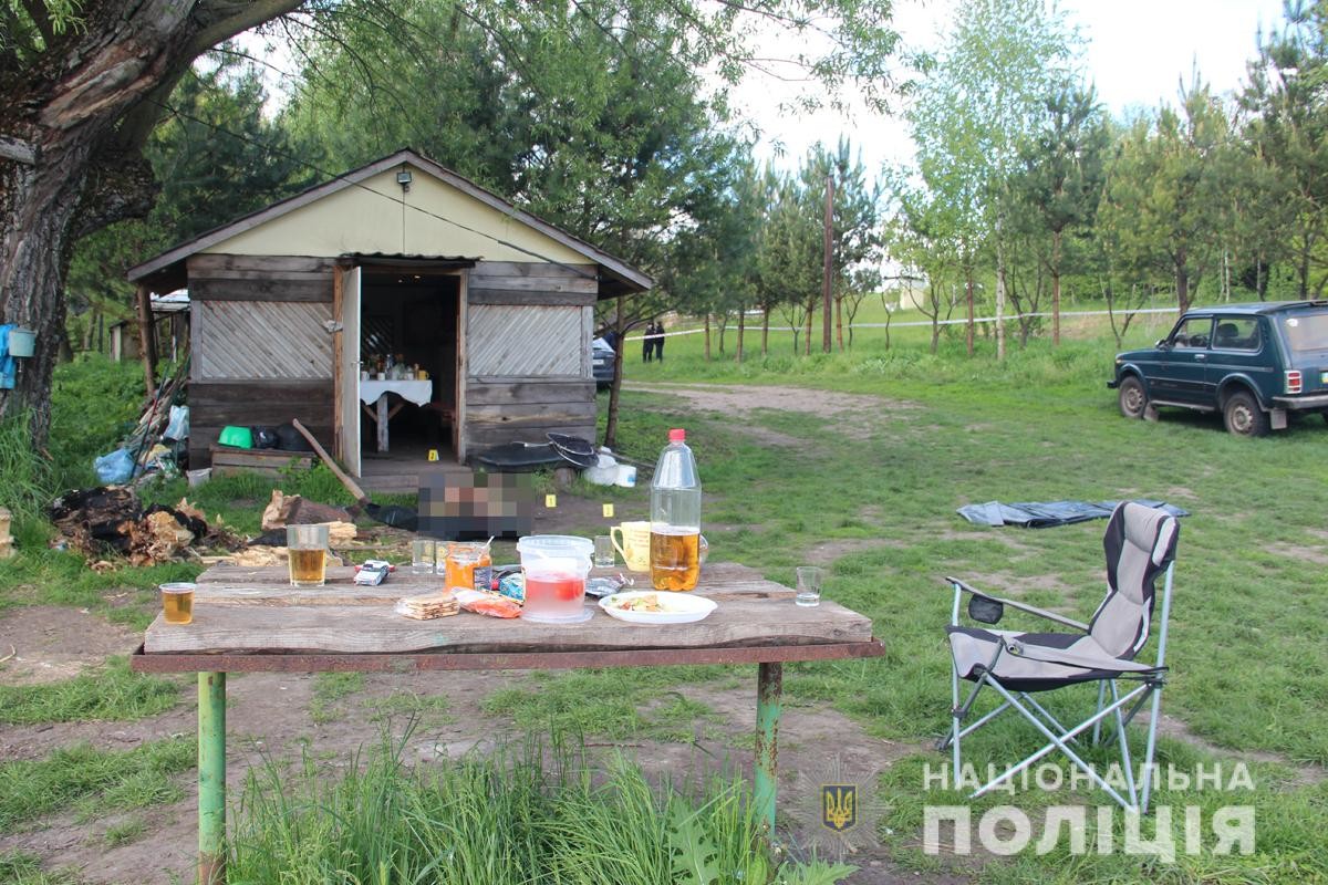 К владельцу ставка, 58-летнему Анатолию Захаренко, приехали восемь человек. Они все вместе распивали алкоголь. Фото: zt.npu.gov.ua