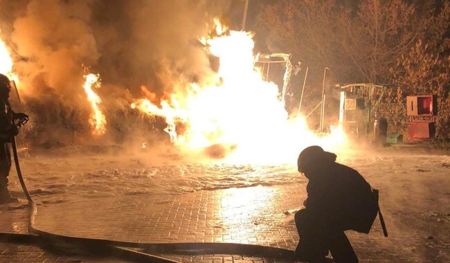 Спасатели тушат пожар. Фото: ГСЧС Украины