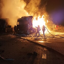 Спасатели тушат пожар. Фото: ГСЧС Украины