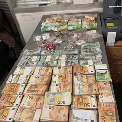 Львовские таможенники изъяли в местном аэропорту незадекларированную валюту и рекордное количество ювелирных изделий. Фото: facebook.com/LVcustomsUA/posts/652941472737580