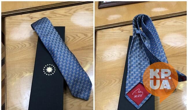 Именной галстук от самого Реджепа Эдоргана - с его же инициалами.Впрочем, подаренную одежду президентам носить не полагается. Фото: Елена ГАЛАДЖИЙ