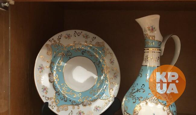 Комплект фарфоровой посуды от министра обороны Турции. Фото: Елена ГАЛАДЖИЙ