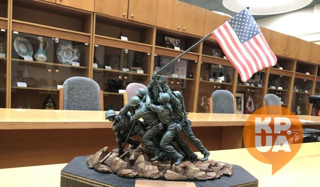 Скульптура от министра обороны США Ллойда Остина. Фото: Елена ГАЛАДЖИЙ