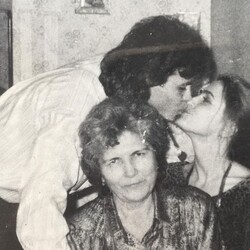 Ольга Сумская, Виталий Борисюк и его мама Лина Петровна 25 лет назад. Фото:instagram.com/olgasumska 