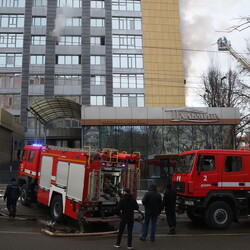 Сильный пожар в головном офисе компании АТБ. Фото: Павел ДАЦКОВСКИЙ.