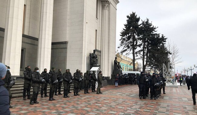 Правоохранители оцепили митингующих. Фото: Елена Галаджий, КП в Украине