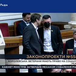Депутат от ОПЗЖ Илья Кива, который недавно критиковал депутатов за инициативу карантина в парламенте, без маски.