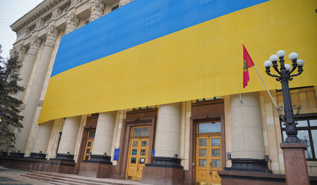 В Харьковской ОГА вывесили большой флаг. Фото: пресс-служба