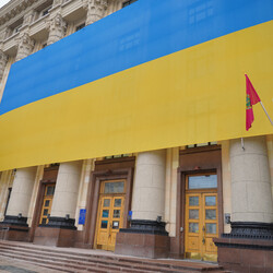 У Харківській ОДА вивісили великий прапор. Фото: пресс-служба