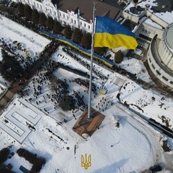 Сумская область в вместе со всей Украиной подняла Государственный флаг как символ консолидации украинского общества. Фото: пресс-служба