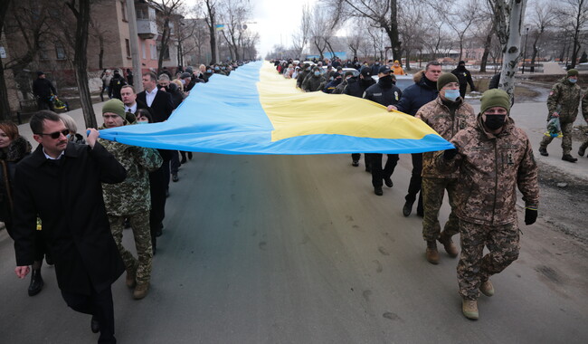В День единения в Луганской области развернули 200-метровый Флаг Украины. Фото: пресс-служба
