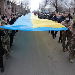 В День единения в Луганской области развернули 200-метровый Флаг Украины. Фото: пресс-служба