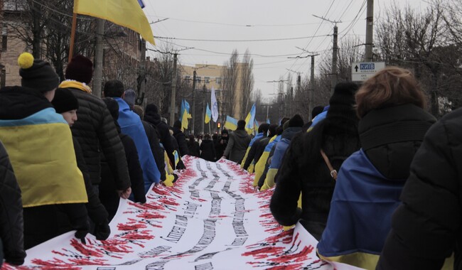 В Кропивницком помимо флага пронесли еще и длинную вышиванку. Фото: пресс-служба