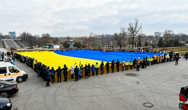 В Запорожье развернули 50-метровый флаг Украины. Фото: пресс-служба