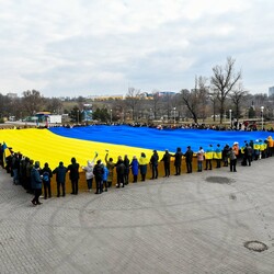 В Запорожье развернули 50-метровый флаг Украины. Фото: пресс-служба