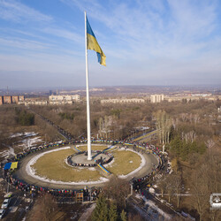 Областной флешмоб «Круг единения» прошел в Краматорске возле самого большого на Донбассе флага. Фото: пресс-служба