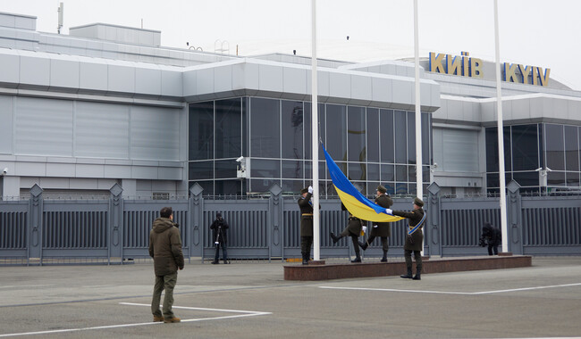 Президент Владимир Зеленский принял участие в торжественной церемонии поднятия Государственного флага Украины. Фото: president.gov.ua