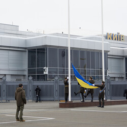 Президент Владимир Зеленский принял участие в торжественной церемонии поднятия Государственного флага Украины. Фото: president.gov.ua