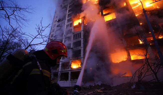 Последствия попадания боеприпаса в Святошинском районе Киева. Фото: МВС Украины