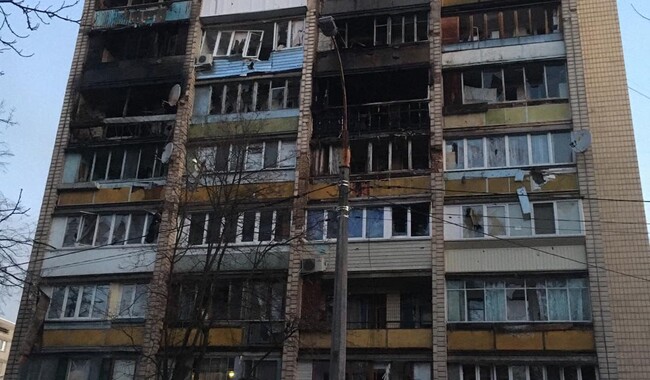 Последствия попадания боеприпаса в Святошинском районе Киева. Фото: МВС Украины